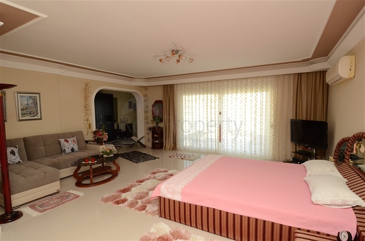 دوبلكس مؤثثة بالكامل في منطقة محمودلار – ألانيا