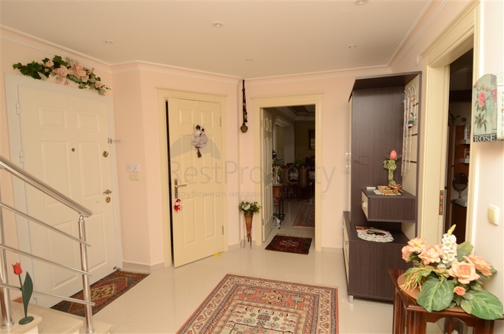 دوبلكس مؤثثة بالكامل في منطقة محمودلار – ألانيا