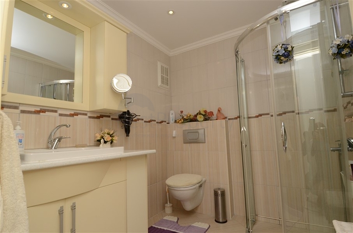 دوبلكس مؤثثة بالكامل في منطقة محمودلار – ألانيا