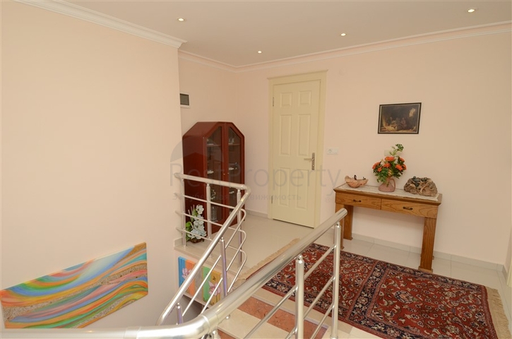 دوبلكس مؤثثة بالكامل في منطقة محمودلار – ألانيا