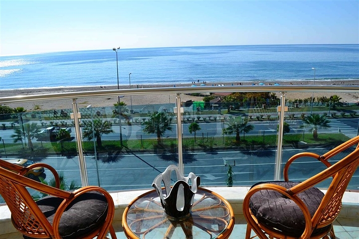 شقة مؤثثة بإطلالة مباشرة على البحر في منطقة محمودلار – ألانيا