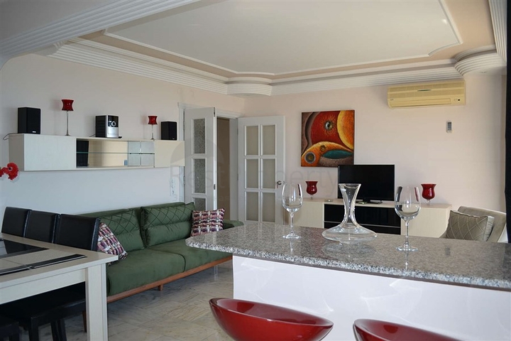 شقة مؤثثة بإطلالة مباشرة على البحر في منطقة محمودلار – ألانيا