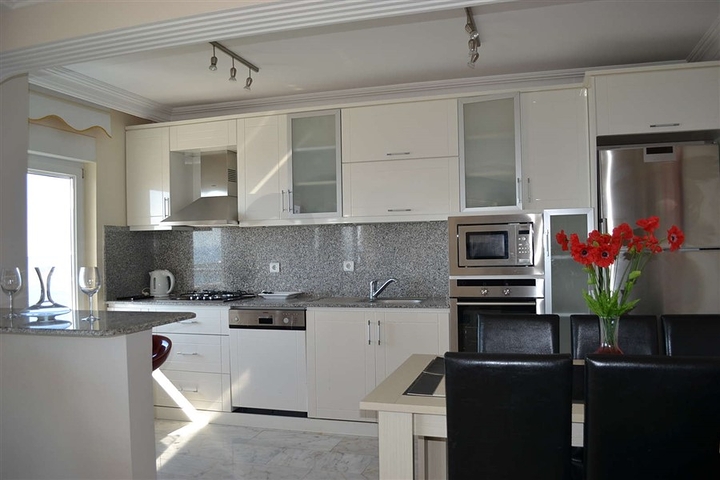 شقة مؤثثة بإطلالة مباشرة على البحر في منطقة محمودلار – ألانيا