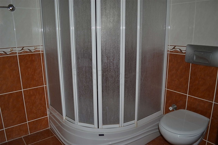 شقة مؤثثة بإطلالة مباشرة على البحر في منطقة محمودلار – ألانيا