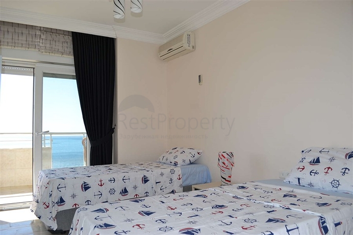 شقة مؤثثة بإطلالة مباشرة على البحر في منطقة محمودلار – ألانيا