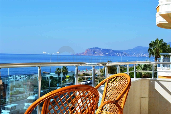 شقة مؤثثة بإطلالة مباشرة على البحر في منطقة محمودلار – ألانيا