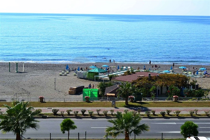 شقة مؤثثة بإطلالة مباشرة على البحر في منطقة محمودلار – ألانيا