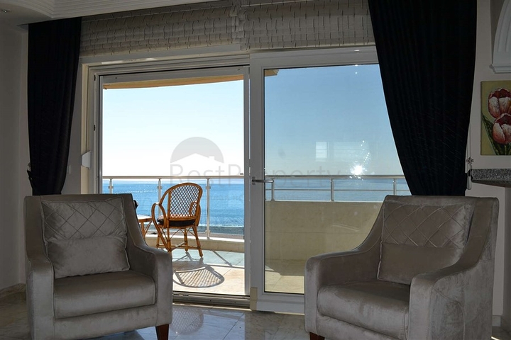 شقة مؤثثة بإطلالة مباشرة على البحر في منطقة محمودلار – ألانيا
