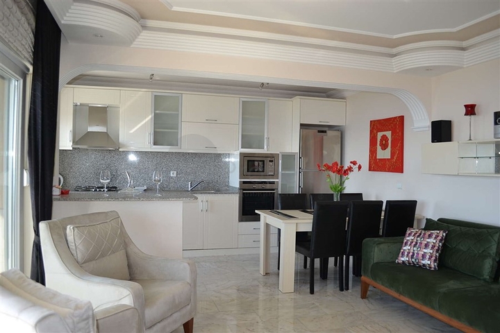 شقة مؤثثة بإطلالة مباشرة على البحر في منطقة محمودلار – ألانيا