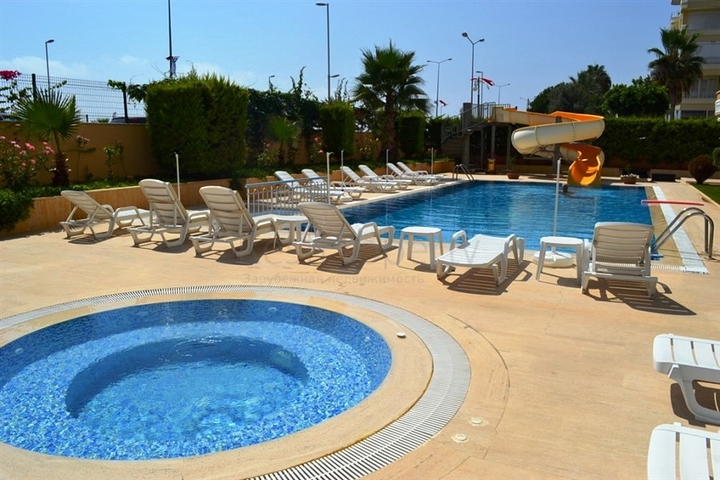 شقة مؤثثة بإطلالة مباشرة على البحر في منطقة محمودلار – ألانيا