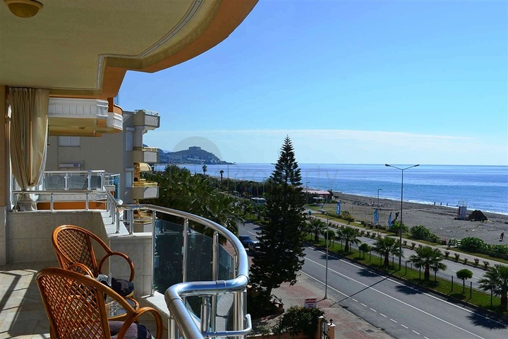 شقة مؤثثة بإطلالة مباشرة على البحر في منطقة محمودلار – ألانيا