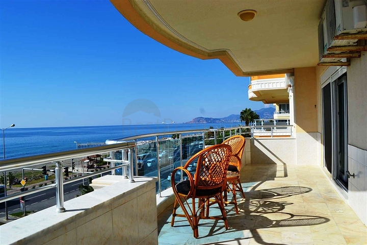 شقة مؤثثة بإطلالة مباشرة على البحر في منطقة محمودلار – ألانيا