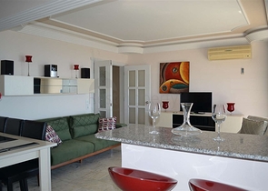 شقة مؤثثة بإطلالة مباشرة على البحر في منطقة محمودلار – ألانيا