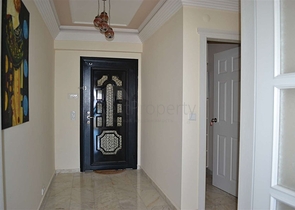 شقة مؤثثة بإطلالة مباشرة على البحر في منطقة محمودلار – ألانيا