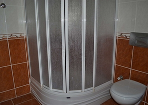 شقة مؤثثة بإطلالة مباشرة على البحر في منطقة محمودلار – ألانيا