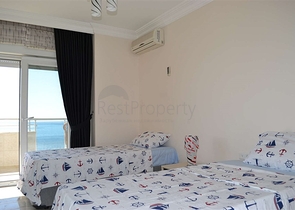 شقة مؤثثة بإطلالة مباشرة على البحر في منطقة محمودلار – ألانيا