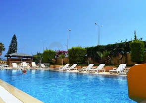 شقة مؤثثة بإطلالة مباشرة على البحر في منطقة محمودلار – ألانيا