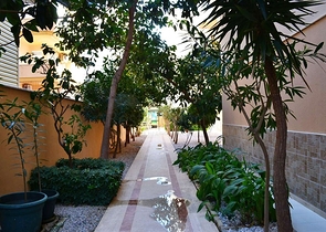 شقة مؤثثة بإطلالة مباشرة على البحر في منطقة محمودلار – ألانيا