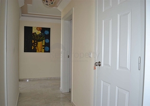 شقة مؤثثة بإطلالة مباشرة على البحر في منطقة محمودلار – ألانيا