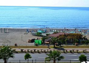 شقة مؤثثة بإطلالة مباشرة على البحر في منطقة محمودلار – ألانيا