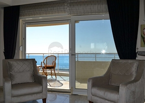 شقة مؤثثة بإطلالة مباشرة على البحر في منطقة محمودلار – ألانيا