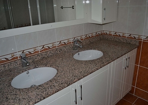 شقة مؤثثة بإطلالة مباشرة على البحر في منطقة محمودلار – ألانيا