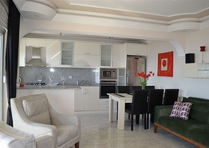 شقة مؤثثة بإطلالة مباشرة على البحر في منطقة محمودلار – ألانيا