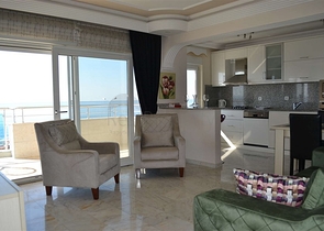 شقة مؤثثة بإطلالة مباشرة على البحر في منطقة محمودلار – ألانيا