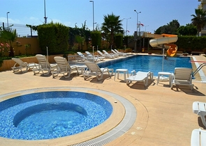 شقة مؤثثة بإطلالة مباشرة على البحر في منطقة محمودلار – ألانيا