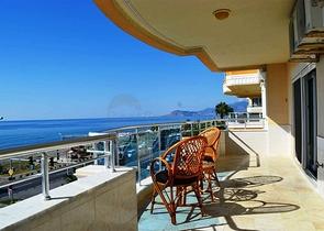 شقة مؤثثة بإطلالة مباشرة على البحر في منطقة محمودلار – ألانيا