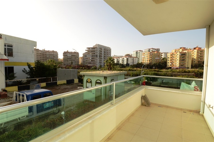 شقة دوبلكس مع إمكانية الوصول إلى الحديقة في منطقة كاستل – ألانيا