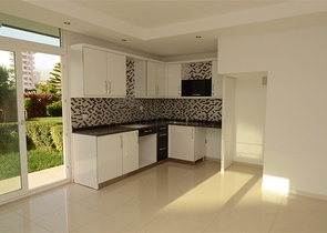 شقة دوبلكس مع إمكانية الوصول إلى الحديقة في منطقة كاستل – ألانيا