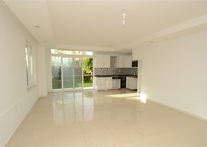 شقة دوبلكس مع إمكانية الوصول إلى الحديقة في منطقة كاستل – ألانيا