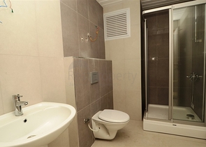 شقة دوبلكس مع إمكانية الوصول إلى الحديقة في منطقة كاستل – ألانيا