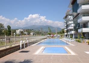 شقة دوبلكس مع إمكانية الوصول إلى الحديقة في منطقة كاستل – ألانيا