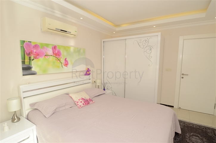 شقة مريحة ضمن مجمع على الخط الاول من البحر في منطقة كاستل – ألانيا