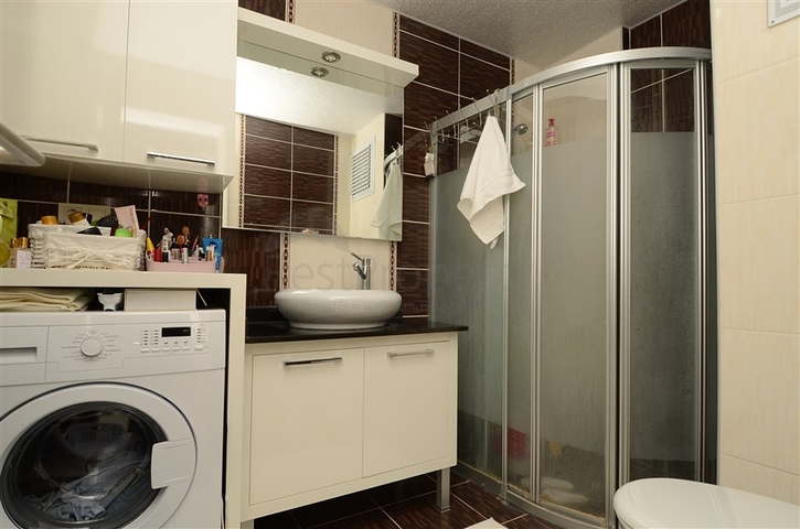 شقة مريحة ضمن مجمع على الخط الاول من البحر في منطقة كاستل – ألانيا