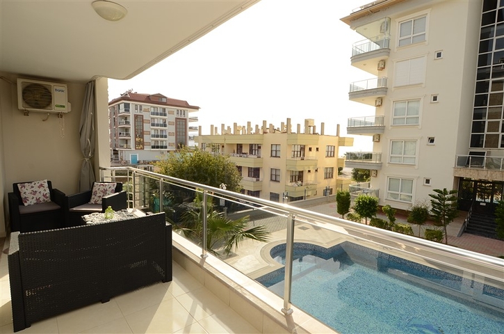 شقة مريحة ضمن مجمع على الخط الاول من البحر في منطقة كاستل – ألانيا