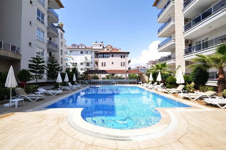 شقة مريحة ضمن مجمع على الخط الاول من البحر في منطقة كاستل – ألانيا