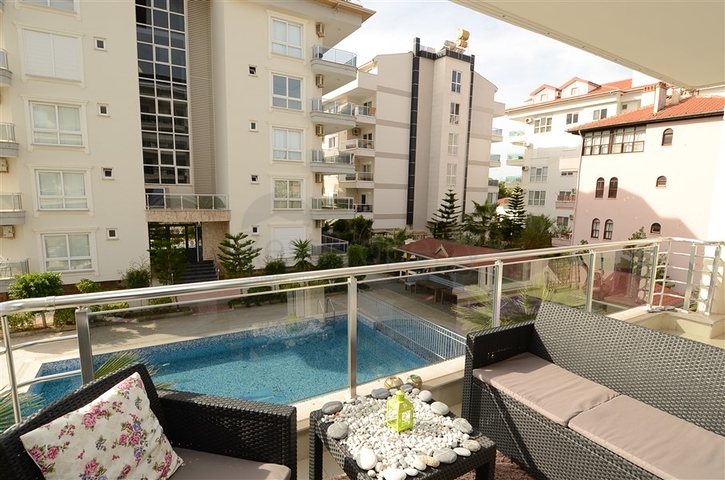 شقة مريحة ضمن مجمع على الخط الاول من البحر في منطقة كاستل – ألانيا