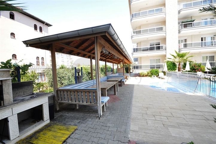 شقة مريحة ضمن مجمع على الخط الاول من البحر في منطقة كاستل – ألانيا