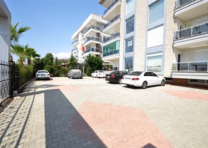 شقة مريحة ضمن مجمع على الخط الاول من البحر في منطقة كاستل – ألانيا