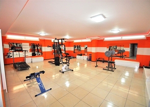 شقة مريحة ضمن مجمع على الخط الاول من البحر في منطقة كاستل – ألانيا