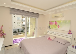 شقة مريحة ضمن مجمع على الخط الاول من البحر في منطقة كاستل – ألانيا