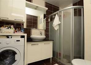 شقة مريحة ضمن مجمع على الخط الاول من البحر في منطقة كاستل – ألانيا