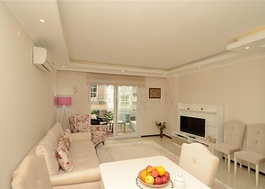 شقة مريحة ضمن مجمع على الخط الاول من البحر في منطقة كاستل – ألانيا