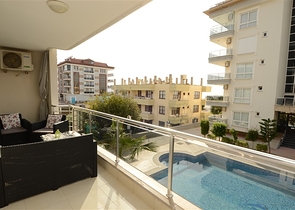 شقة مريحة ضمن مجمع على الخط الاول من البحر في منطقة كاستل – ألانيا