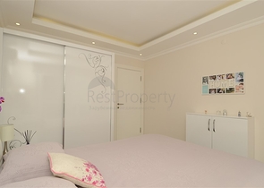 شقة مريحة ضمن مجمع على الخط الاول من البحر في منطقة كاستل – ألانيا