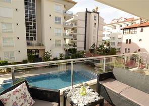 شقة مريحة ضمن مجمع على الخط الاول من البحر في منطقة كاستل – ألانيا