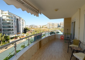 شقة واسعة ضمن مجمع سكني في منطقة أفسلار – ألانيا